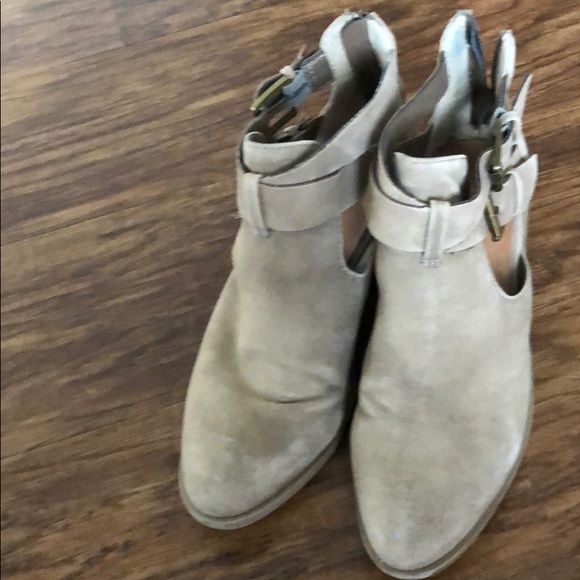 Cute lil booties with cut-outs - Picture 3 of 8